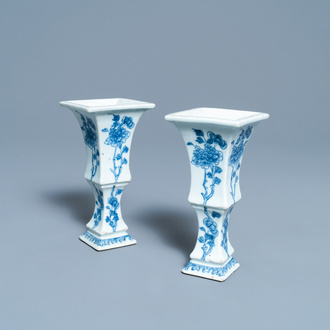 Een paar Chinese blauw-witte vazen met floraal decor, Qianlong
