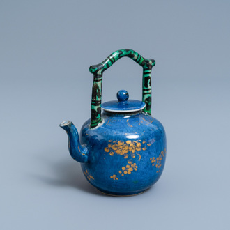 Een Chinese poederblauwe en vergulde theepot met verte biscuit hengsel, Kangxi