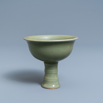 Een Chinese monochrome celadon stem cup, Ming