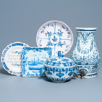 Cinq pièces en faïence en bleu et blanc, Delft et France, 18/19ème