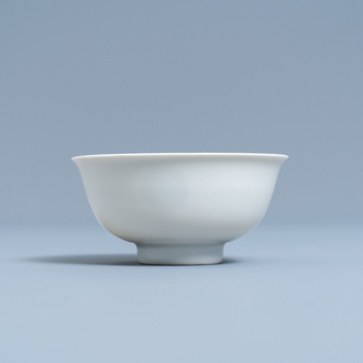 Een Chinese monochrome wit-geglazuurde kom met anhua drakendecor, Yongzheng merk en periode