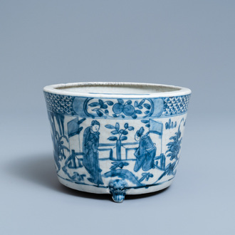 Een Chinese blauw-witte driepotige Swatow wierookbrander, Ming