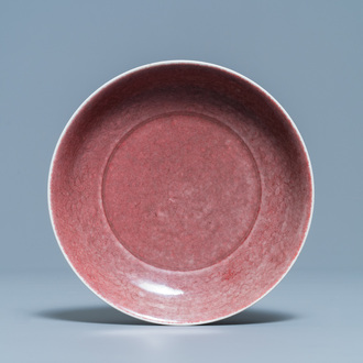 Een Chinees monochroom leverrood bord met onderglazuur decor, Xuande merk, 19/20e eeuw