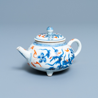 Een Chinese blauw-witte, ijzerrode en vergulde driepotige theepot met deksel, Kangxi
