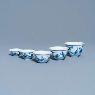 Vijf Chinese blauw-witte gradueel oplopende kommen, Chenghua merk, Transitie periode