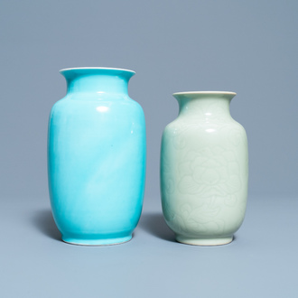 Twee Chinese monochrome celadon- en turquoise-geglazuurde vazen, 19/20e eeuw