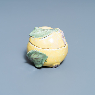 Une petite terrine couverte en forme de pomme en faïence polychrome, France, 18ème