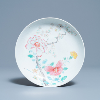 Een Chinees famille rose bord met floraal decor, Yongzheng