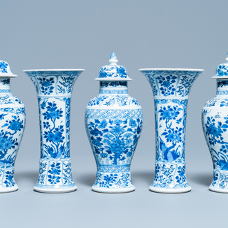 Een Chinees vijfdelig blauw-wit kaststel, Kangxi