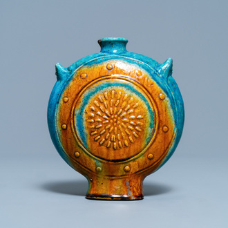 Een Chinese turquoise en oker-geglazuurde 'moonflask' vaas, Ming