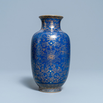 Een Chinese monochrome blauwe vaas met verguld decor, Qianlong merk, Republiek