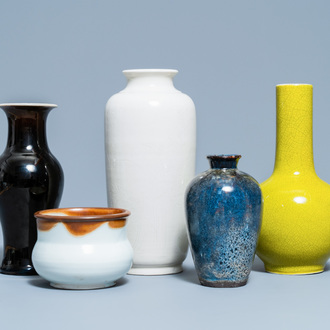 Een diverse collectie van vier Chinese en Japanse monochrome vazen en een wierookbrander, 19/20e eeuw