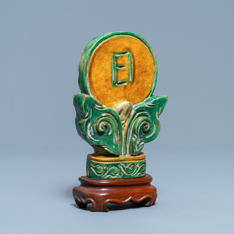 Een Chinees sancai-geglazuurd boeddhistisch embleem op houten sokkel, Ming