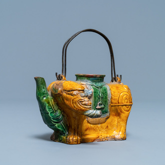 Een Chinese sancai-geglazuurde kan in de vorm van een olifant, Qing