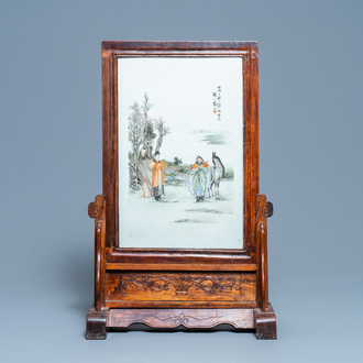 Een Chinees houten tafelscherm met qianjiang cai plaquette, 19/20e eeuw