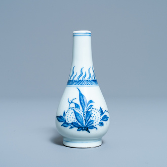 Een Chinees blauw-wit peervormig vaasje met een gedicht, Transitie periode