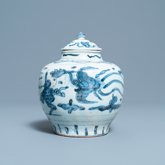 Een Chinese blauw-witte dekselvaas met feniksen, Ming