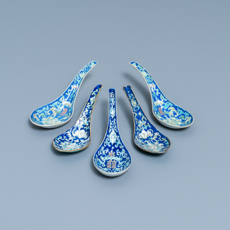 Vijf Chinese lepels met blauwe fondkleur, w.o. twee paar met Tongzhi merken en periode