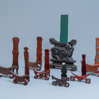 Acht Chinese gesculpteerde houten bordenstaanders, 19/20e eeuw