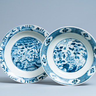 Twee grote Chinese blauw-witte Swatow schotels, Ming