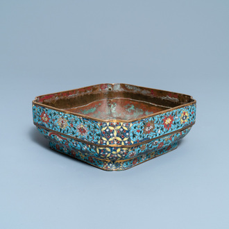Een Chinese vierkante cloisonné kom, Ming