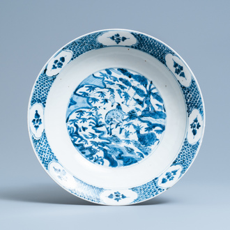 Een Chinese blauw-witte Swatow schotel met herten in een landschap, Ming