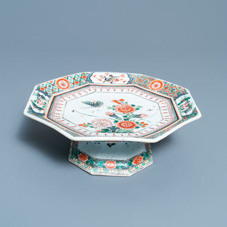 Een octagonale Chinese famille verte tazza, Kangxi