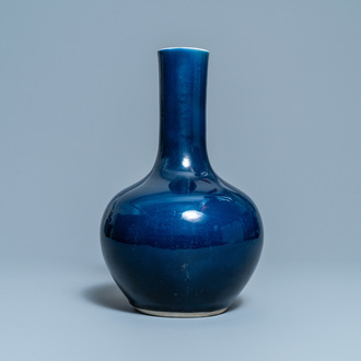 Een Chinese flesvormige monochrome 'sacrificial blue' vaas, Qianlong merk en periode