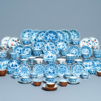 Een grote collectie Chinese blauw-witte koppen en schotels, Kangxi/Qianlong