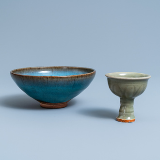 Een Chinese Longquan celadon stem cup en een Junyao kom, Ming en/of later