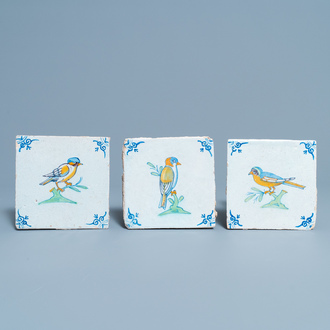 Drie polychrome Delftse tegels met vogels, 17e eeuw