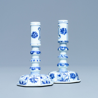 Een paar Chinese blauw-witte kandelaars, Kangxi