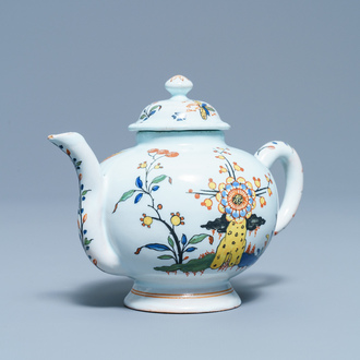 Une théière couverte en faïence polychrome de Sinceny, France, 18ème
