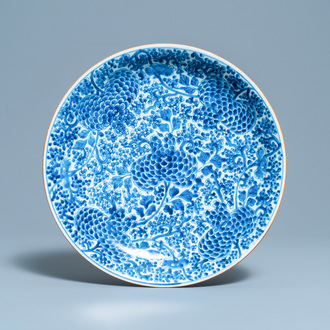 Een Chinese blauw-witte schotel met floraal decor, Kangxi