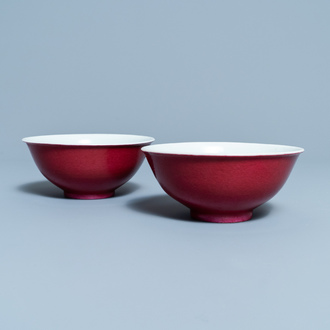 Een paar Chinese monochrome robijnrode kommen, Jiaqing merk en periode