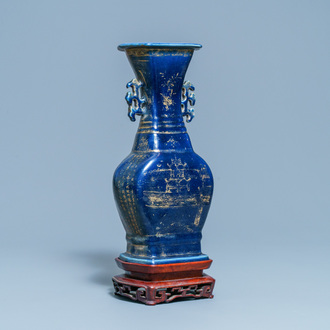 Een Chinese monochrome blauwe vaas met vergulding, Qianlong