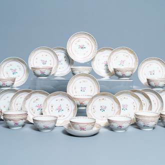 Zeventien Chinese famille rose koppen en negentien schotels, Qianlong