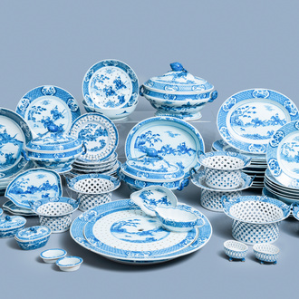 Een uitgebreid Chinees blauw-wit servies met jachtdecor, 18/19e eeuw