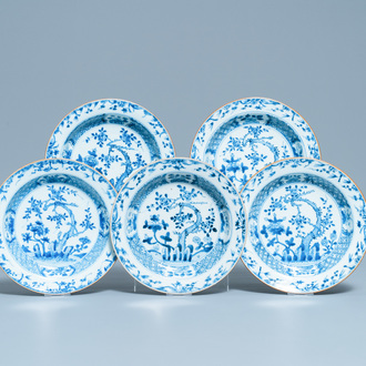 Vijf Chinese blauw-witte borden met floraal decor, Kangxi/Yongzheng