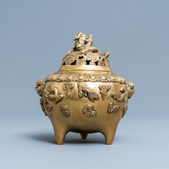 Een Chinese bronzen driepotige wierookbrander met deksel, 19/20e eeuw