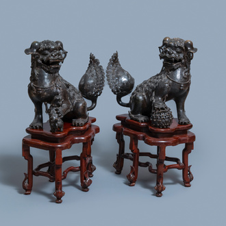Een paar grote Chinese bronzen boeddhistische leeuwen, Ming