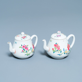 Een paar Chinese famille rose theepotten met deksels, Yongzheng