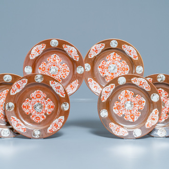 Zes Chinese ijzerrode en grisaille borden met capucijnbruine fondkleur, Qianlong