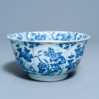 Een grote Chinese blauw-witte kom met florale vakverdeling, Kangxi