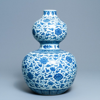 Een grote Chinese blauw-witte kalebasvaas met florale slingers, 19/20e eeuw