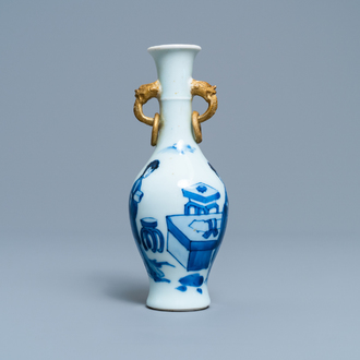 Een Chinese blauw-witte vaas met vergulde olifantenoren, Kangxi