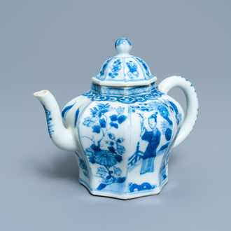 Een Chinese blauw-witte theepot met deksel, Kangxi