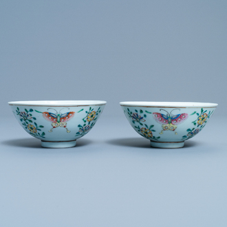 Een paar Chinese famille rose 'rijstkorrel' kommen met vlinders, Qianlong merk, 19e eeuw