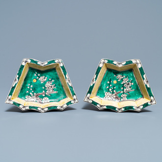 Een paar Chinese verte biscuit zoetvleesschaaltjes, Kangxi