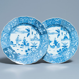 Een paar Chinese blauw-witte 'Xi Xiang Ji' schotels, Qianlong